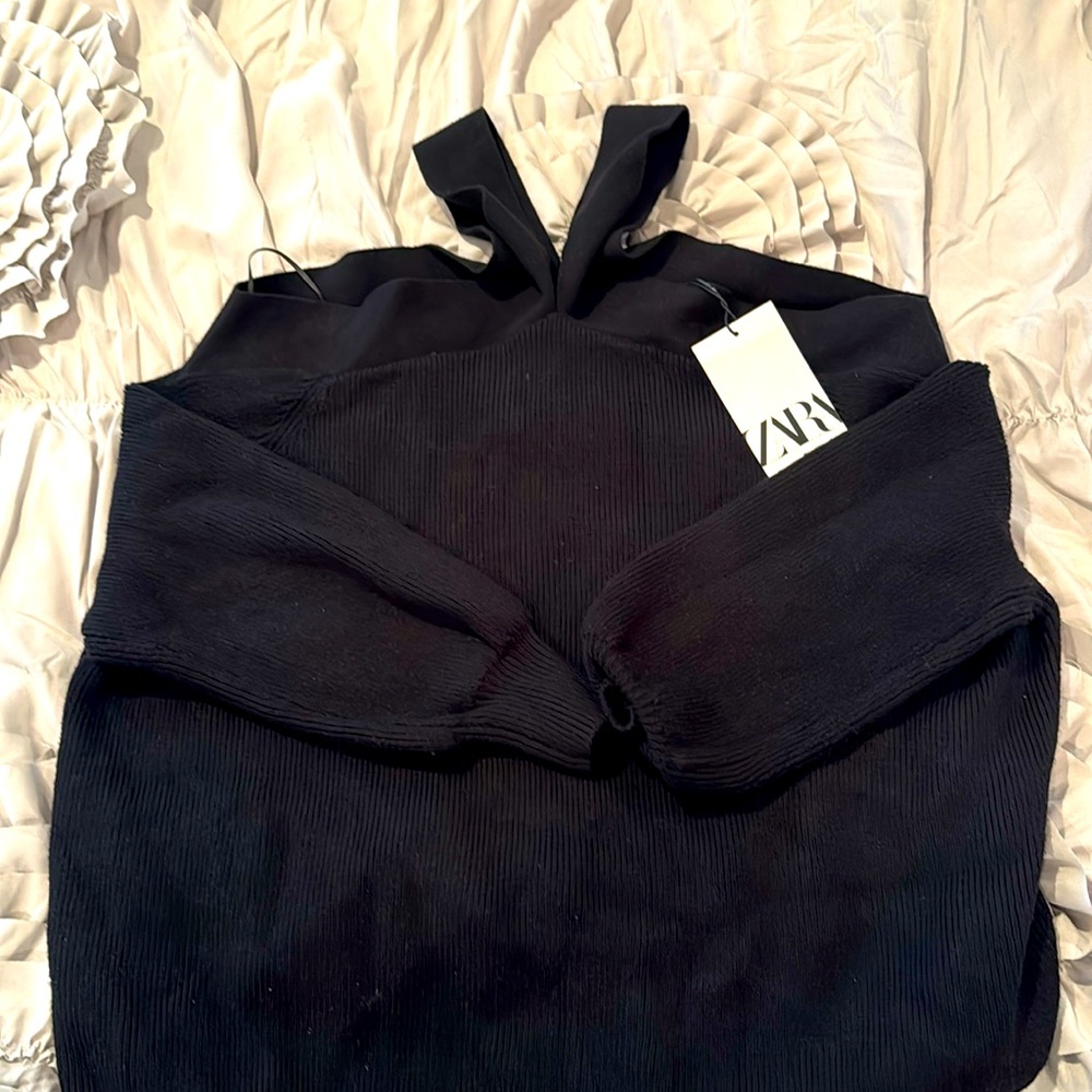 Zara woman’s knit black sweater off the shoulders